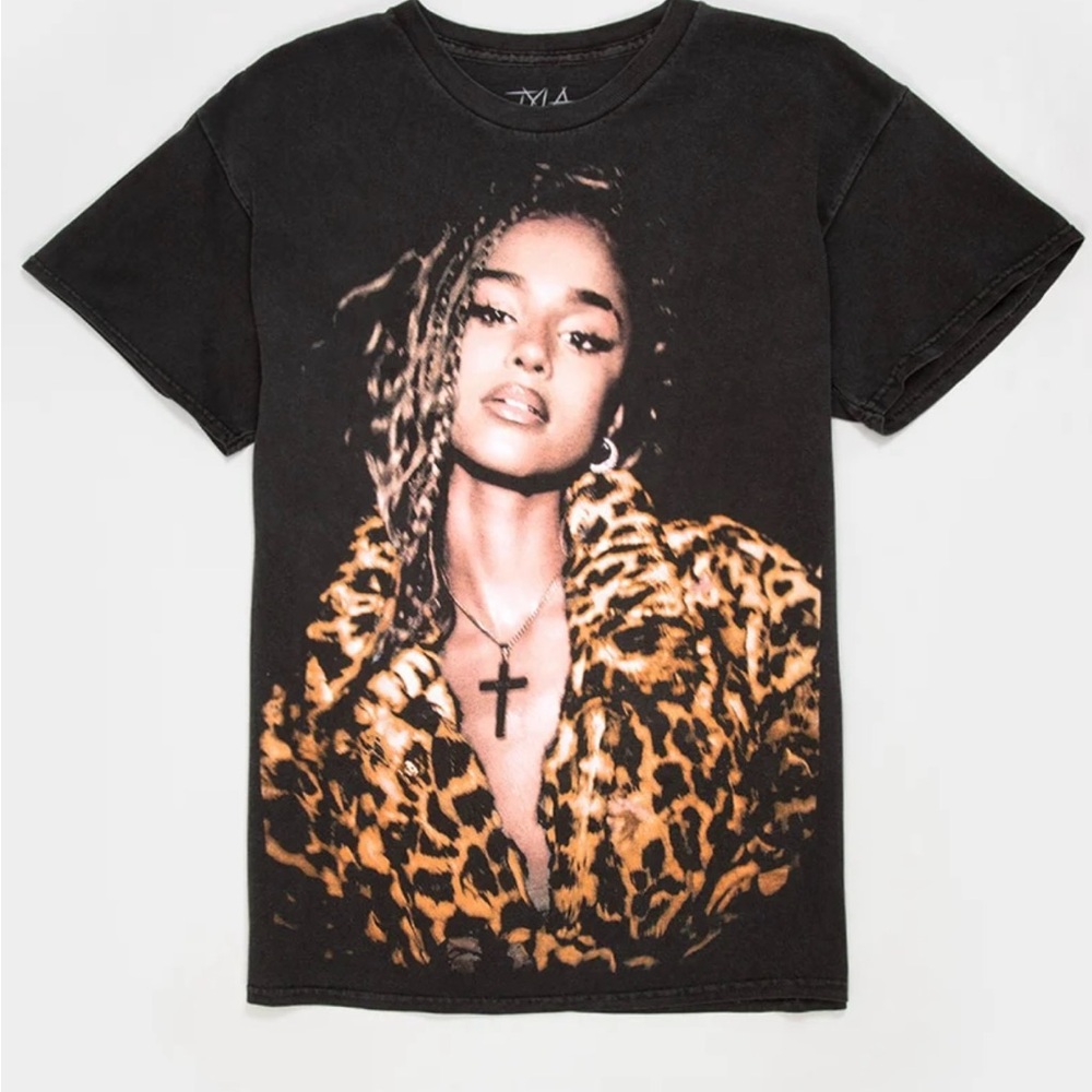 TYLA Blur Close Up Cross Portrait Graphic Unisex T-Shirt Size Medium